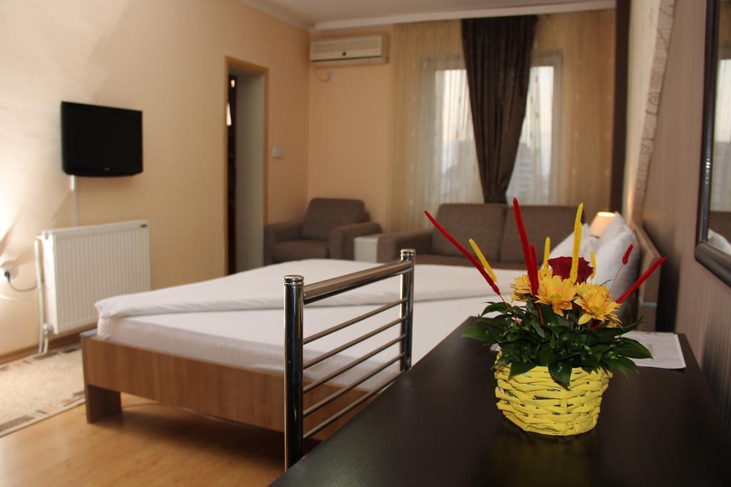 Garni Hotel Rile Men Nis Quarto foto