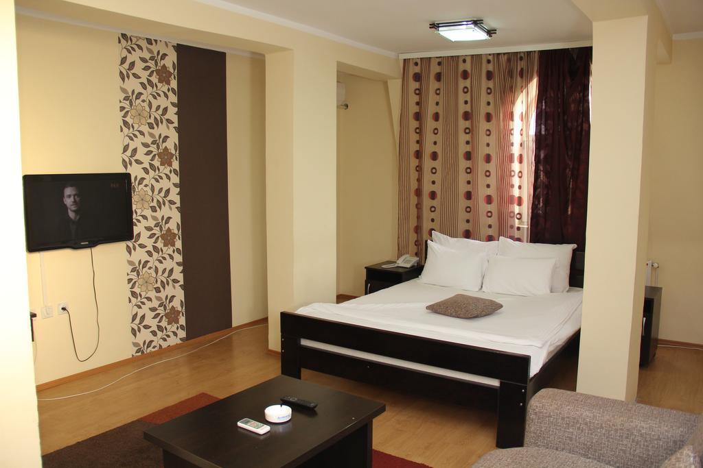Garni Hotel Rile Men Nis Quarto foto