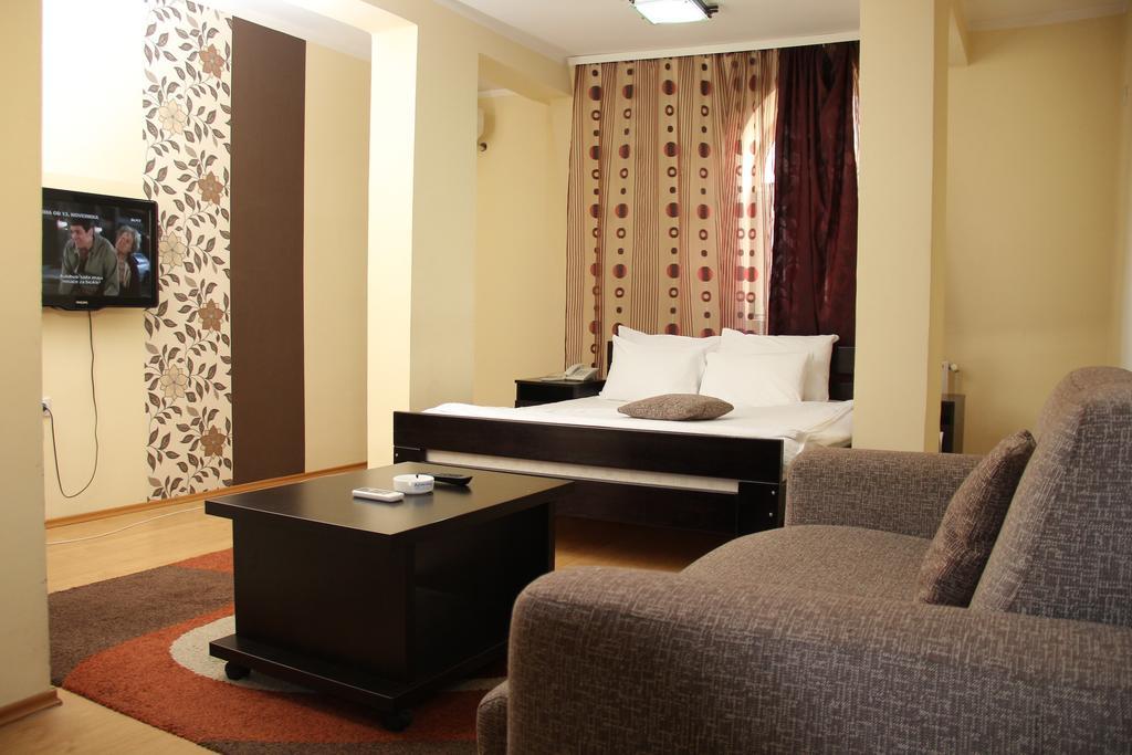 Garni Hotel Rile Men Nis Quarto foto